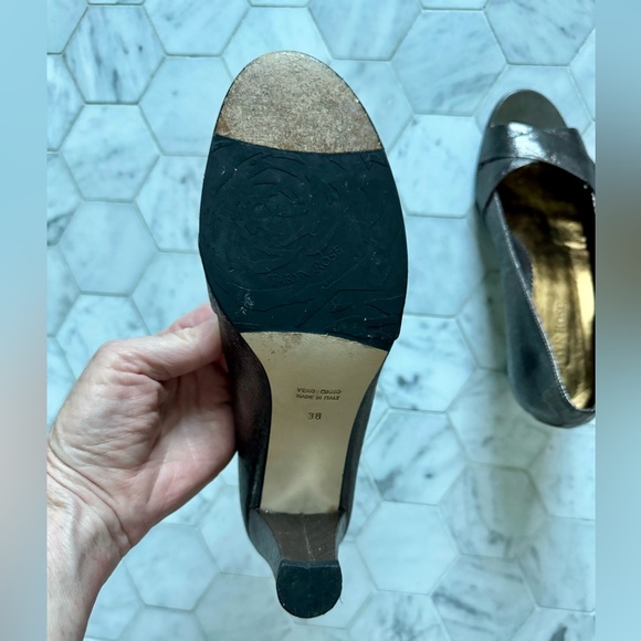 Gorgeous Taryn Rose pewter heels, size 38 (8) and in near perfect condition. - Picture 6 of 10